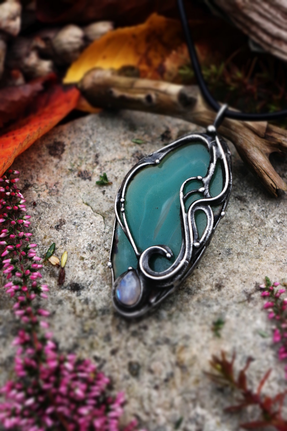 cínovaný amulet s achátem a měsíčním kamenem