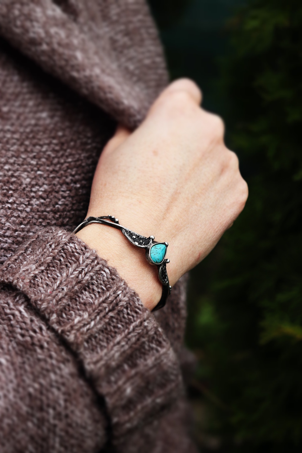 cínovaný náramek s tyrkenitem