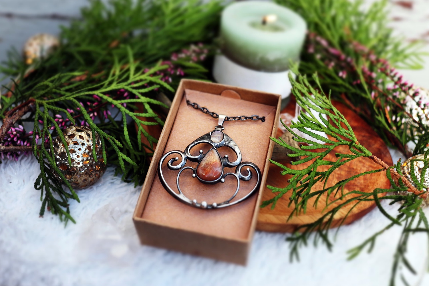 cínovaný náhrdelník s měsíčním a slunečním kamenem