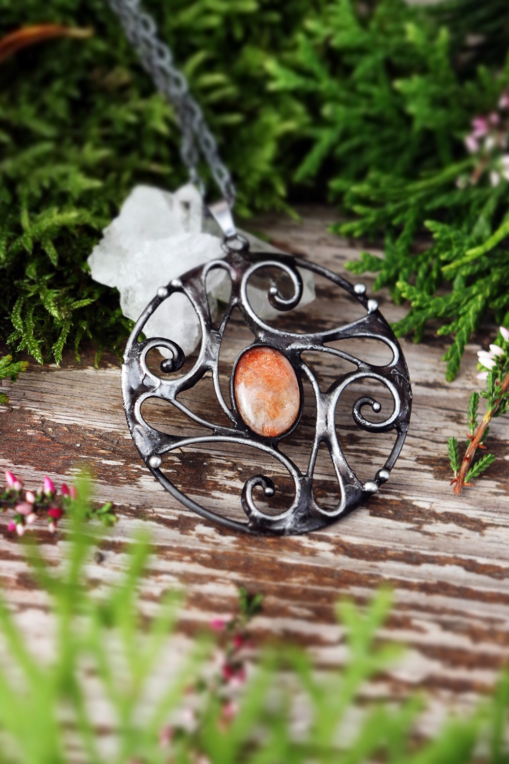 cínovaný náhrdelník - sluneční kámen