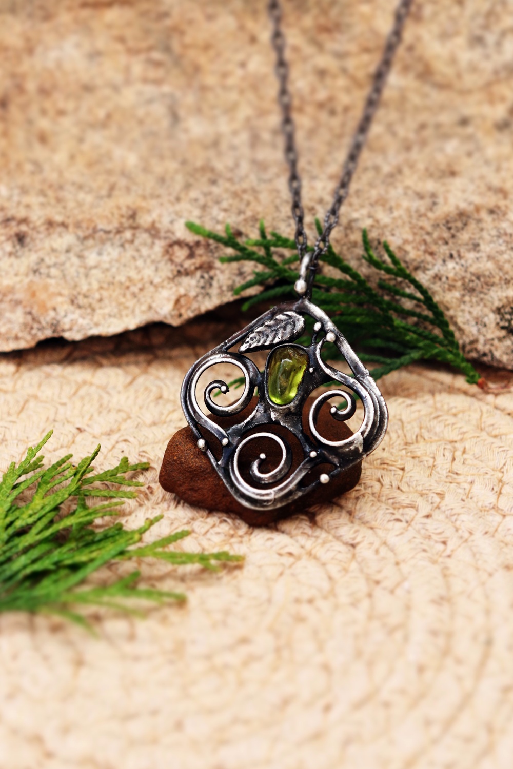 cínovaný šperk olivín