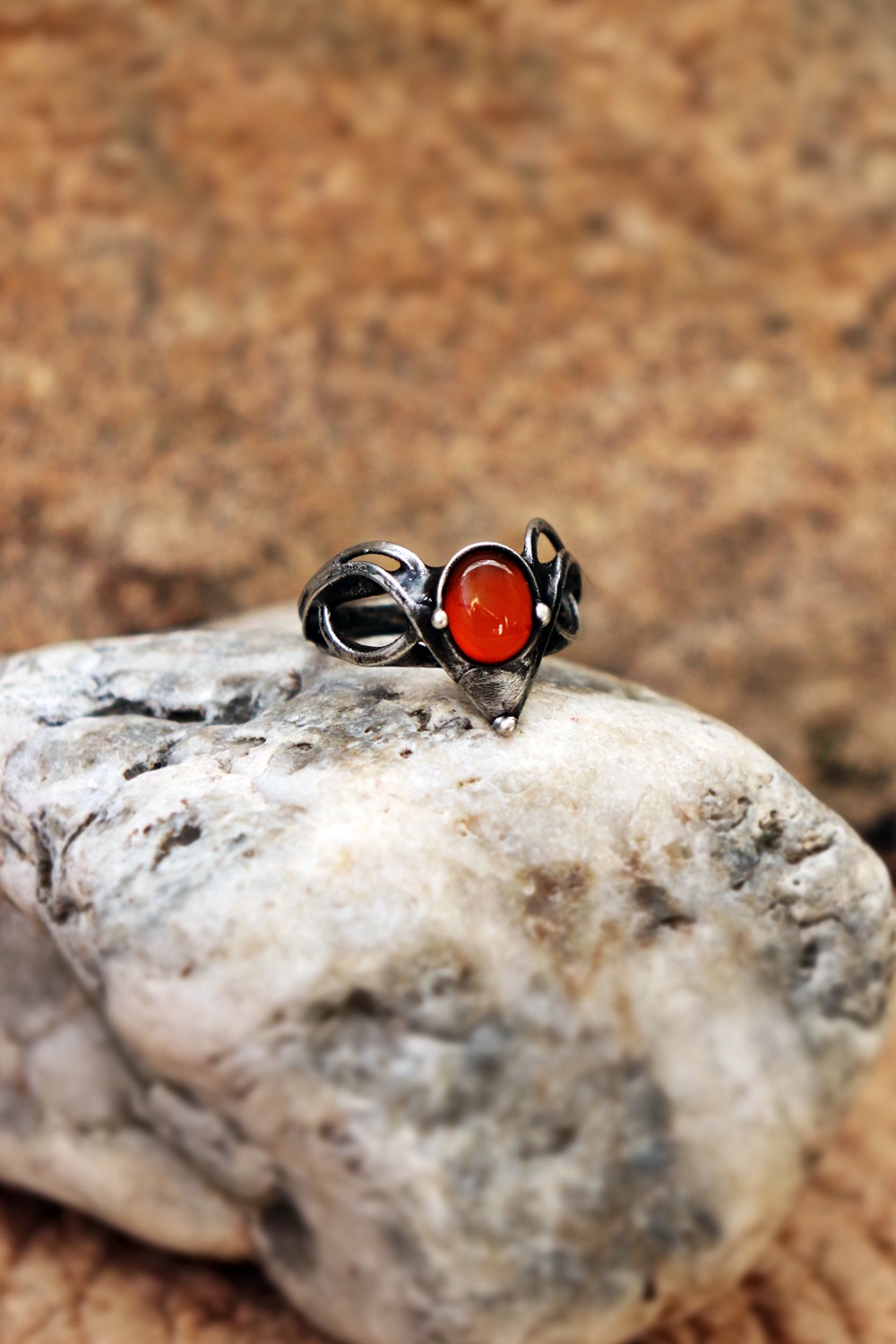 cínovaný prsten s karneolem