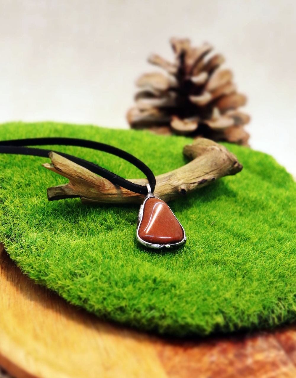 cínovaný šperk pro muže