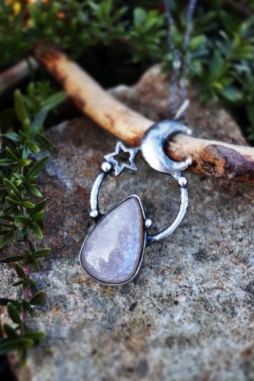 cínovaný šperk s měsíčním kamenem