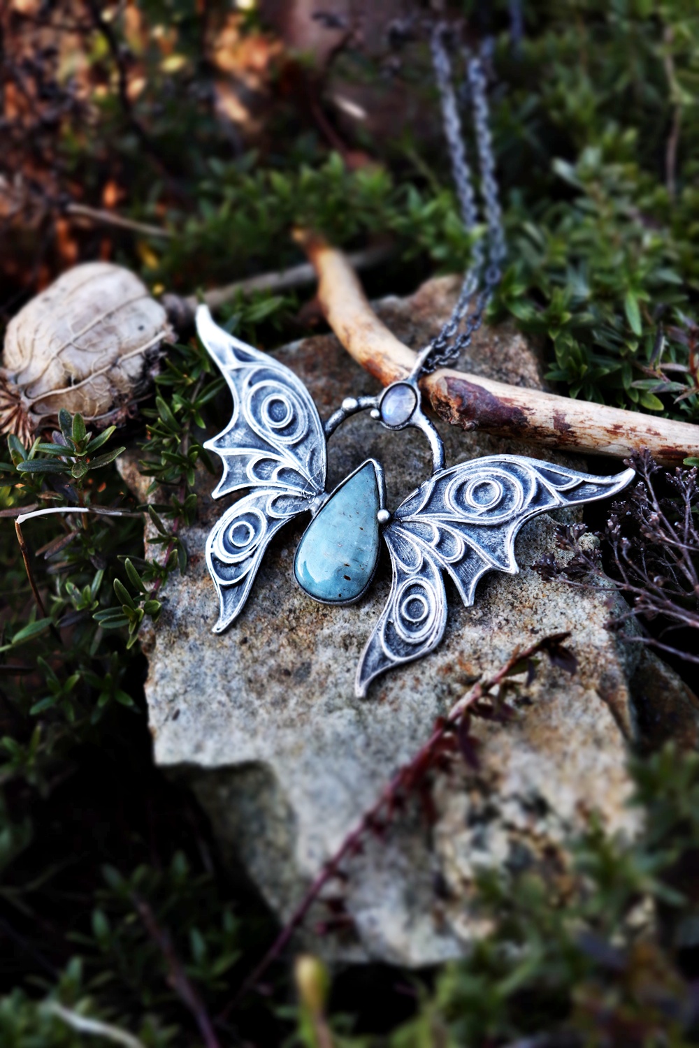 fantasy šperk s kamenem