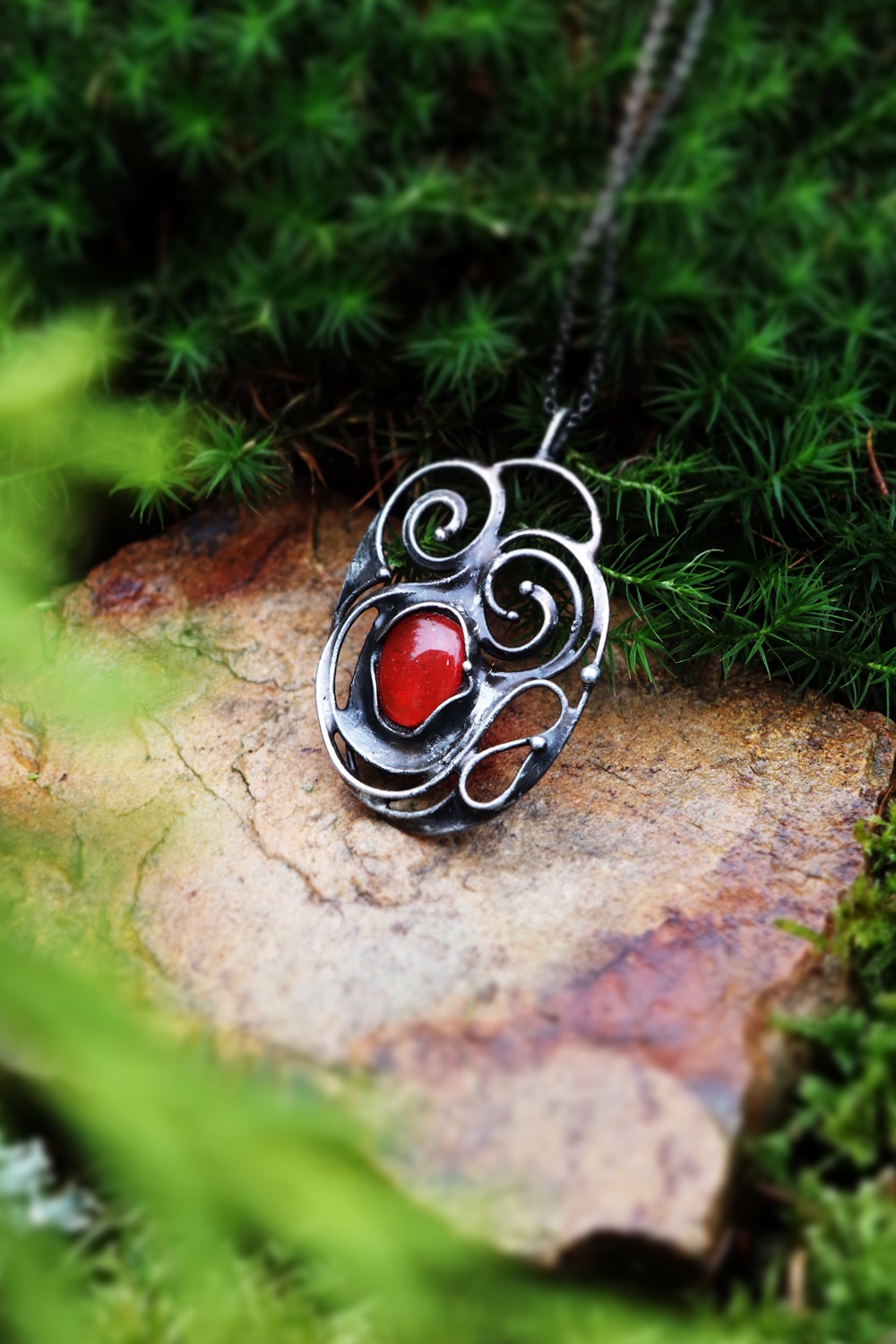 autorský šperk s červeným sklem