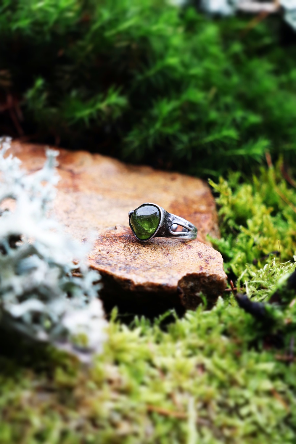 cínovaný prsten olivín