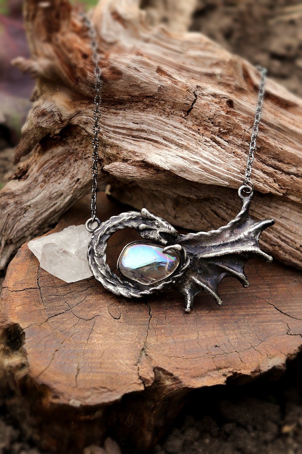 cínovaný šperk s drakem