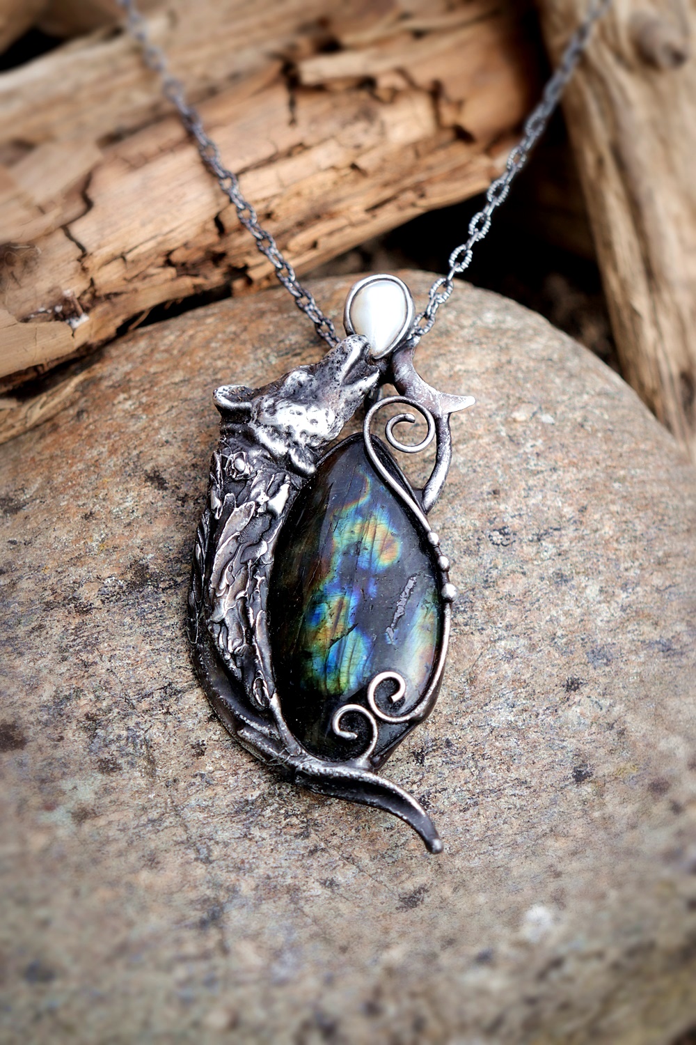 Cínovaný šperk s vlkem 