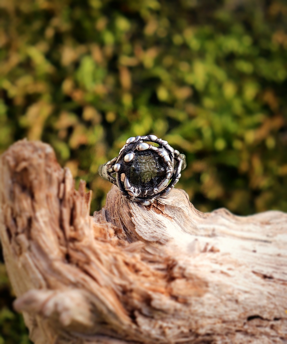 cínovaný šperk vltavín