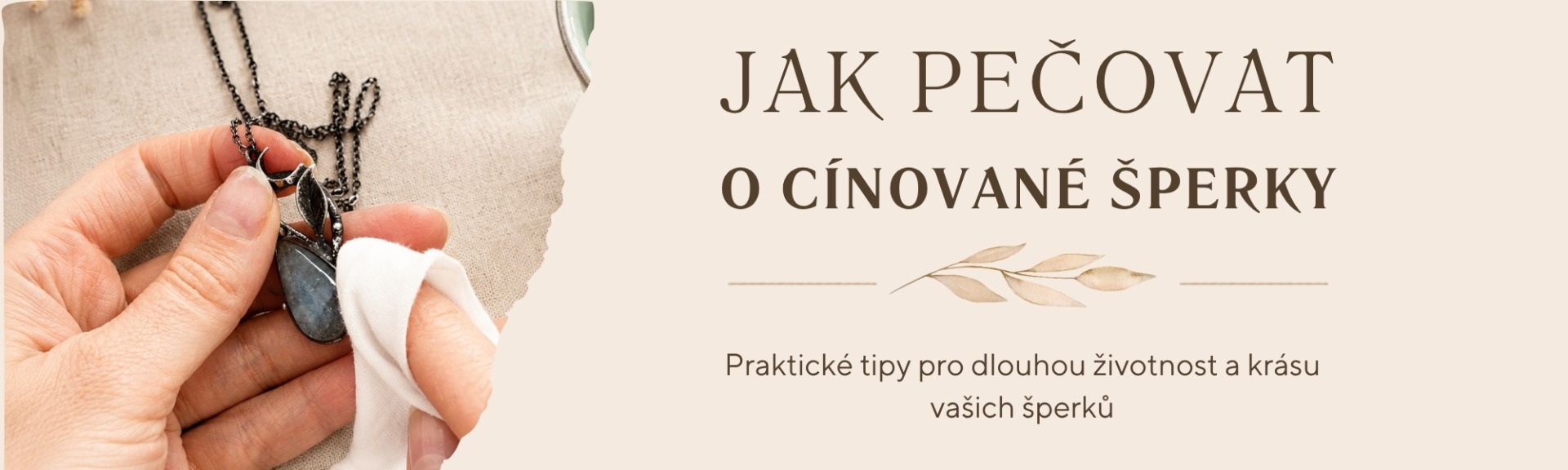 Ruční čištění cínovaného šperku s minerálem jemným hadříkem