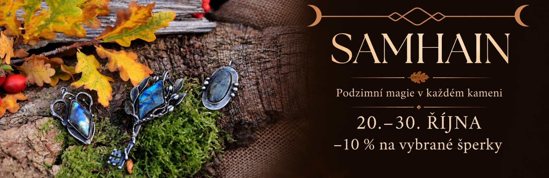 Podzimní listí a mech na dřevěném pozadí, vedle šperky s modrými kameny a text Samhain.